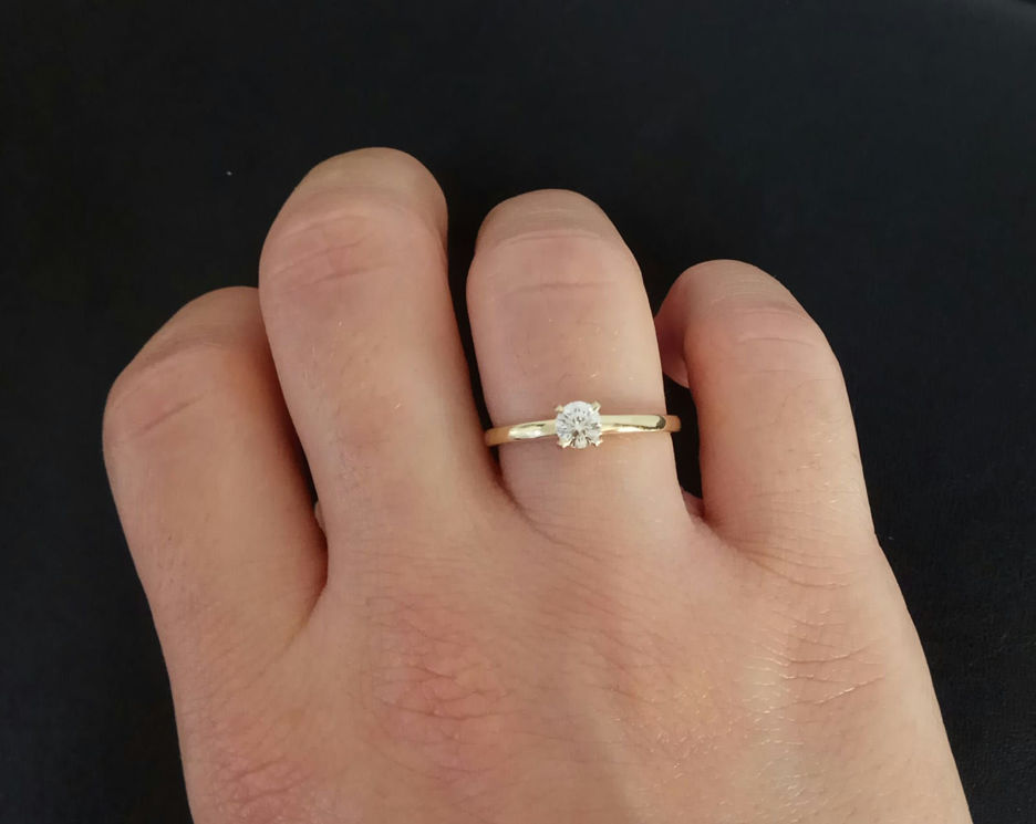 מה ההבדל בין טבעת יהלום לטבעת אירוסין?